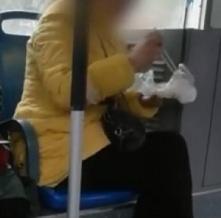 女子公交车上吃饺子引众怒, 女子: 我看谁敢动老子一下!
