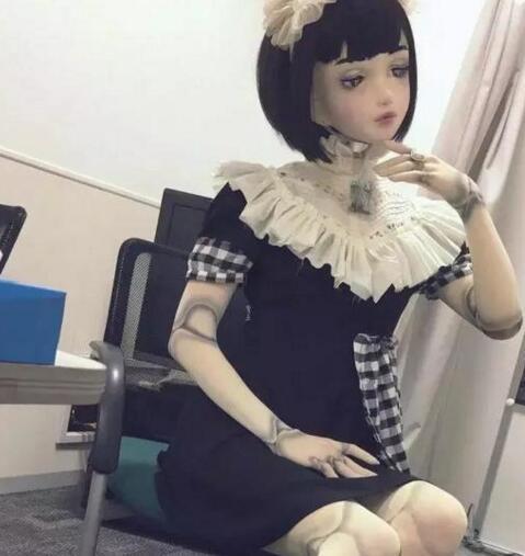 女子和洋娃娃一模一样, 成为世界上第一个洋娃娃时装模特