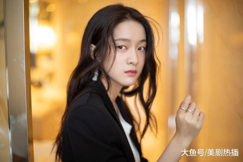 拉踩关晓彤, 倒贴多位流量男星蹭热度, 吃相难看才是她招黑的原因