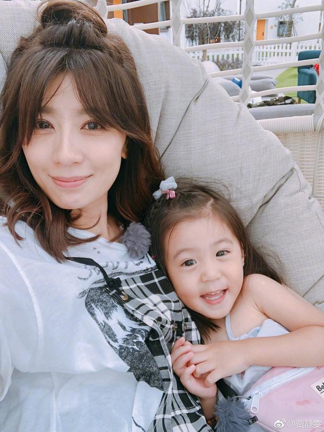 44岁贾静雯冻龄美貌红到国外, 被英国媒体大赞: 看起来只有22岁