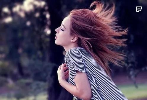 异性之间有这4个小动作, 说明对方对你心动了!