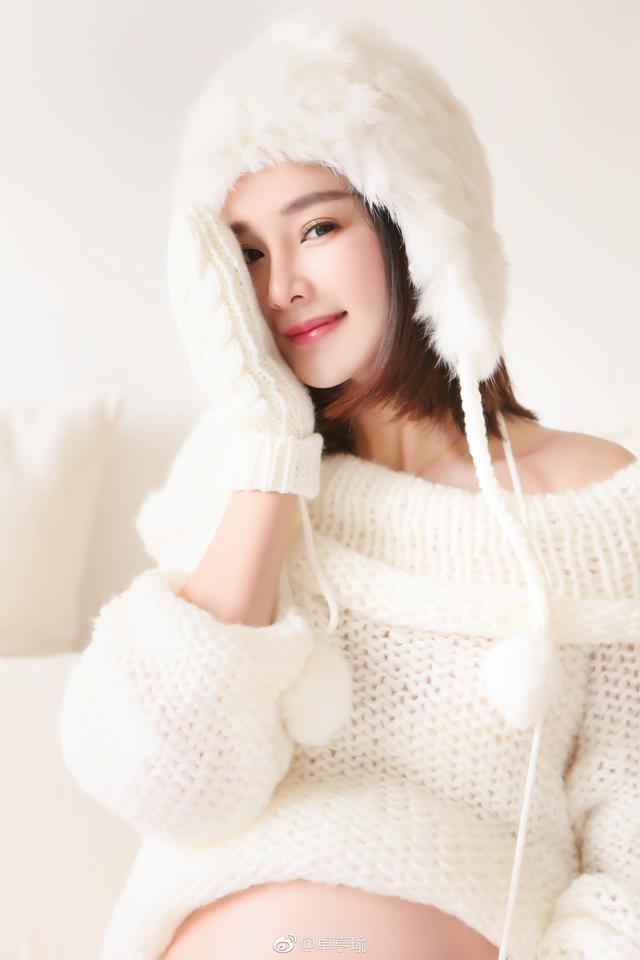 杨幂替身卓亨瑜已结婚产子, 大方晒老公和儿子照片分享喜悦!