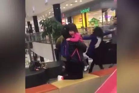 女孩不小心踩了男孩一脚, 男孩妈妈把女孩都骂哭了, 还动手打了女孩妈妈