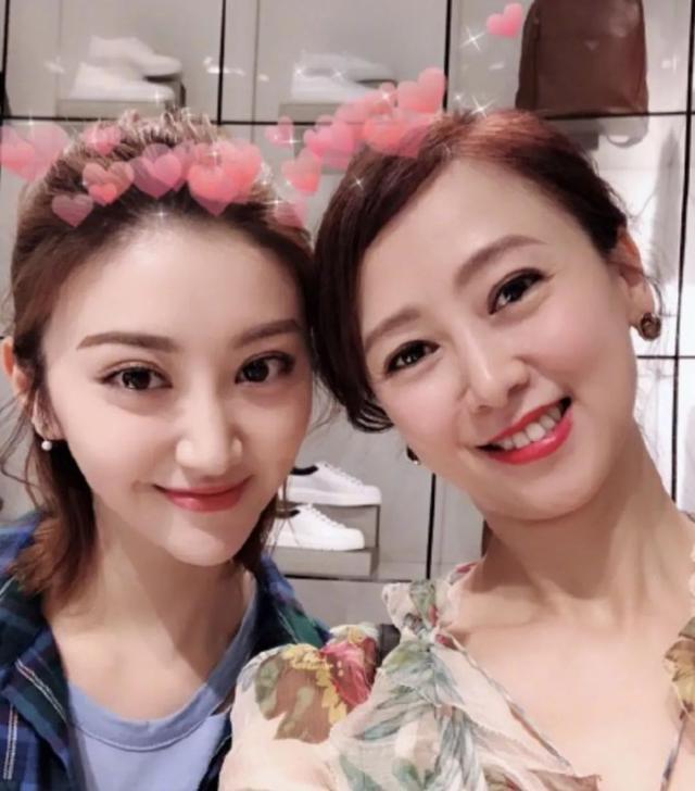 景甜颜值输给了50岁的翁虹? 网友吐槽: 镰刀割的双眼皮!