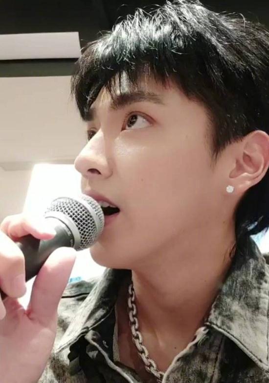 吴亦凡直播, 忘记开美颜? 真实颜值曝光