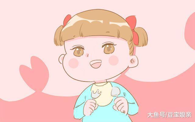 宝宝在这个时候就可以自己吃饭了, 妈妈不要再一口一口喂了