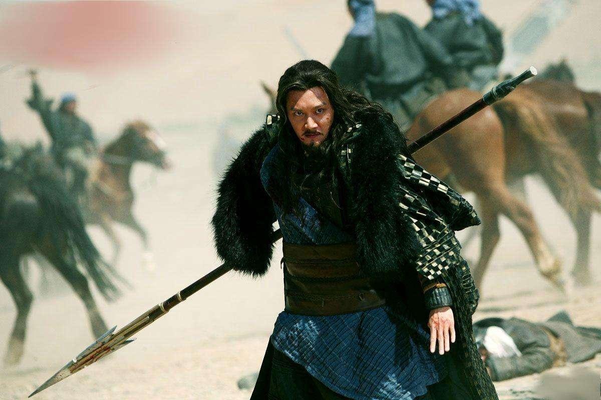 乃令骑皆下马步行，持短兵接战。