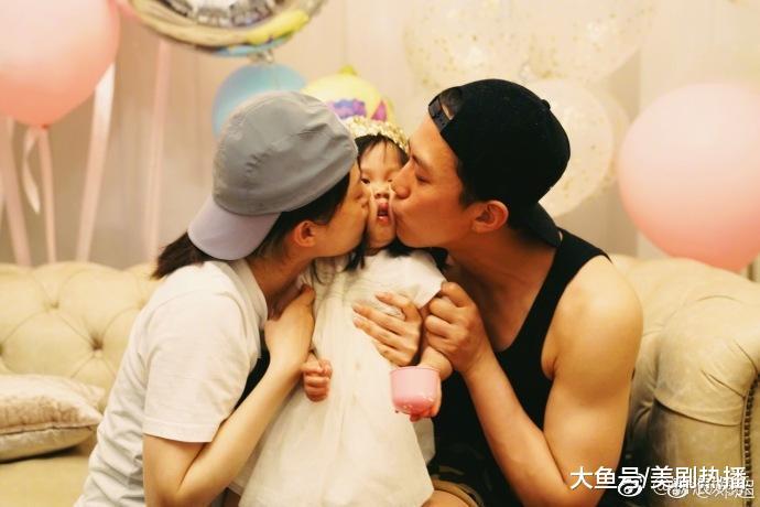 等等弟弟生日, 又被孙俪邓超亲到脸变形! 网友: 7岁了还没逃过!