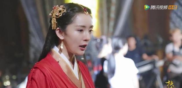 被导演多次纠正台词, 杨幂反应让人意外, 这装扮更暴露杨幂的缺陷