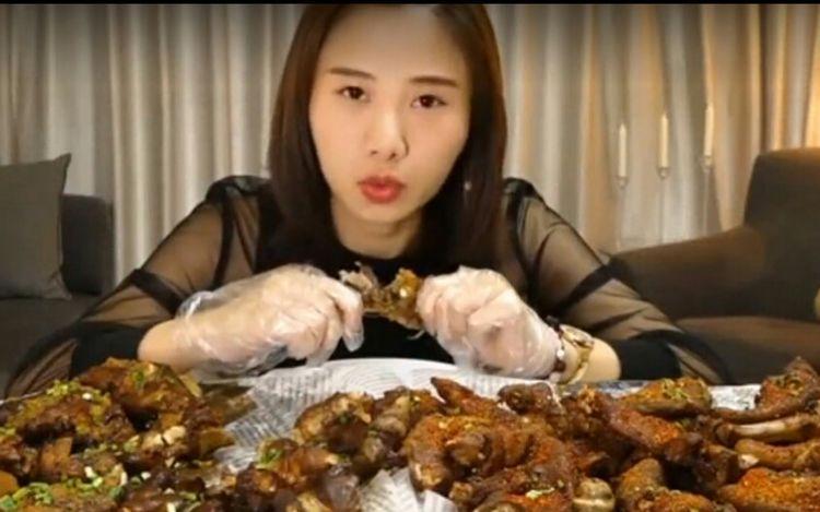 美女直播吃肘子, 自己吃的倍儿香, 观众看的想吐