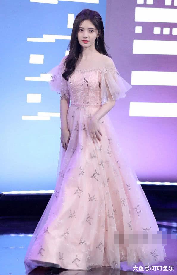 还以为秀腿的鞠婧祎够美了,看了她的古装"蝴蝶辫"可爱
