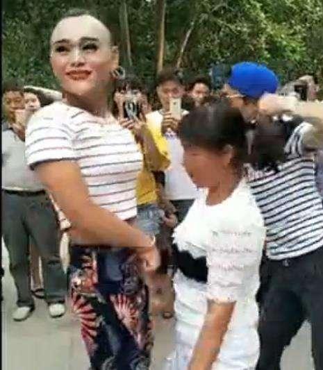 广场舞上出现一位“网红”, 这长相也太喜庆了吧!