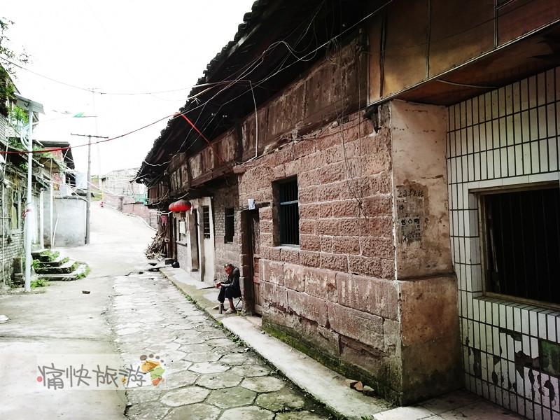 禹皇宫曾经作为回龙镇政府,这个大门上还能依稀可见"富顺县回龙镇人民