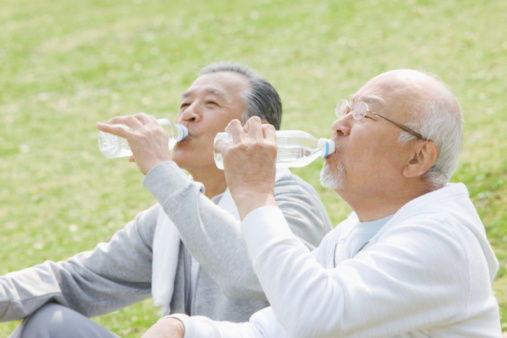 夏季是痛风高发期, 四件事情少做, 喝1茶吃2物, 不怕尿酸高!