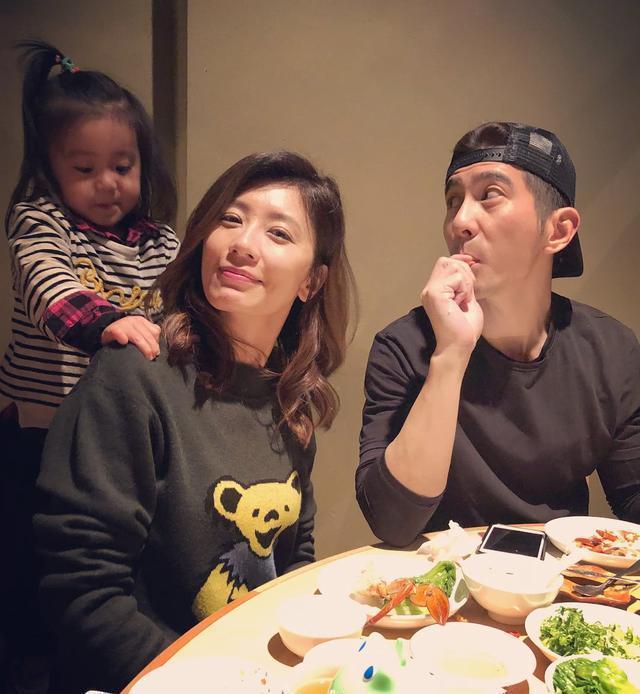 同样是姐弟恋, 钟丽缇每天打排卵针, 而他跪求老婆保重身体别再生!