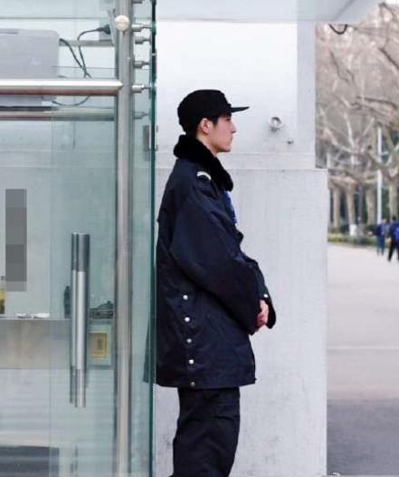 23岁大学保安, 长的比“明星”还帅引无数女大学生争相合照, 网友: 想再选一次大学!