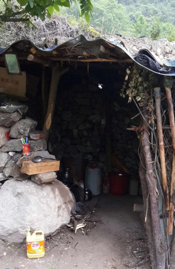农村70岁光棍老人隐住深山, 一天一餐过午不食, 称为了找回真我