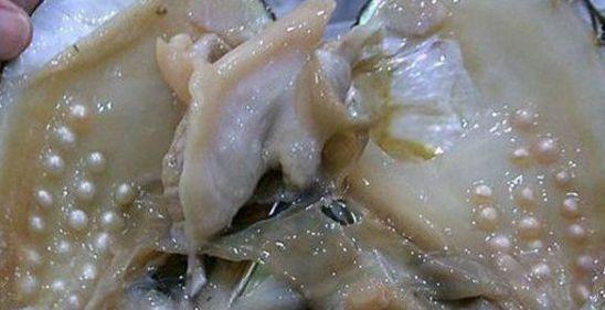 女子在餐馆吃出24颗珍珠, 老板前来索取, 女子的话让他无言以对