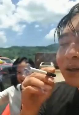 外面的温度太高, 男子竟然用汽车的外壳点着了烟