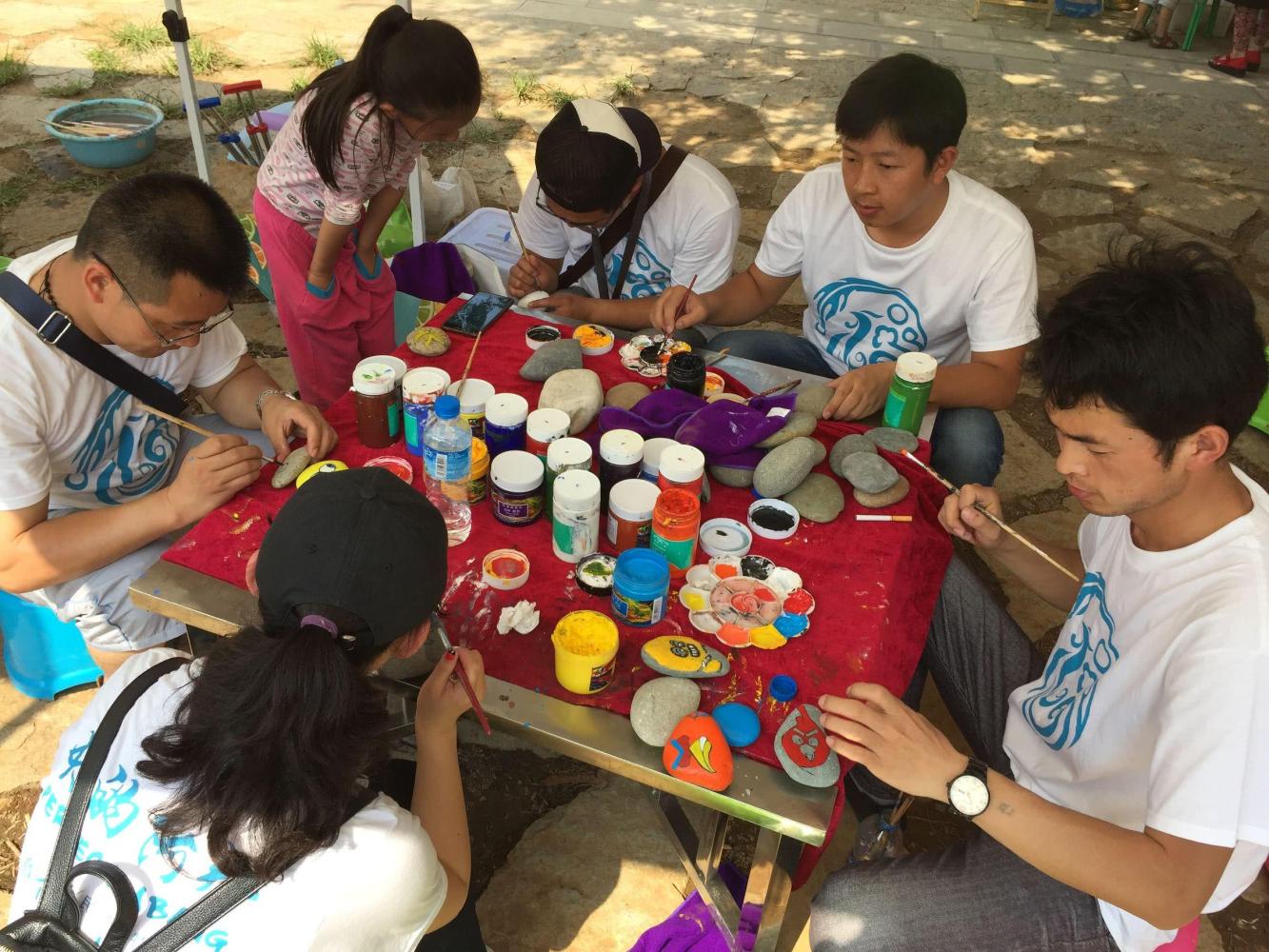 云南乡村教师带学生鹅卵石上作画, 造型栩栩如生, 被城里人疯抢