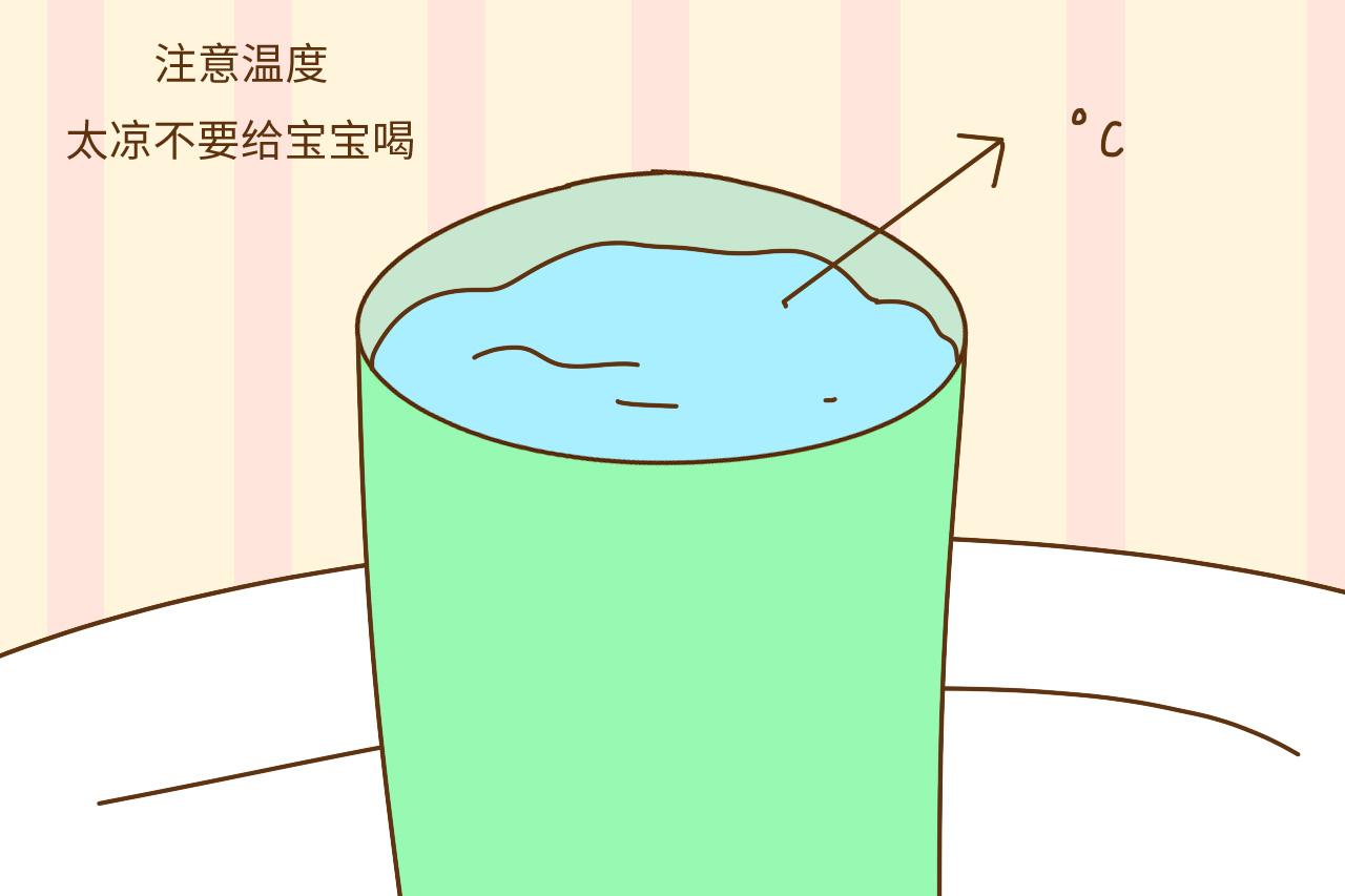 宝宝夏季爱出汗 补充水分有讲究 宝妈喂水不能太随意