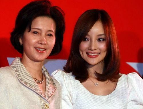 李小璐妈妈深夜点赞微博表达感受: 女儿很傻很天真, 十分重感情!