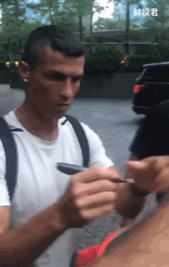 C罗来故宫了! 现场酷炫颠球引粉丝狂呼: 我爱你