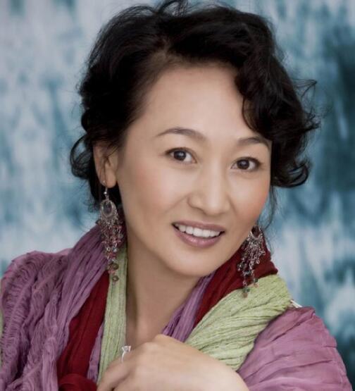 她是斯琴高娃接班人, 前夫腾格尔娶小娇妻事业翻新, 而她至今单身