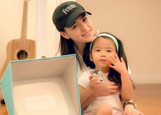 新婚人妻阿娇母性大发抱小孩合影 网友: 赶紧生一个