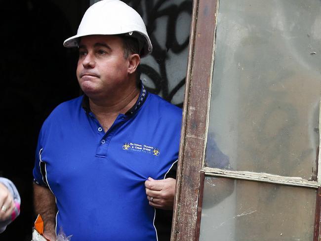 垃圾堆2米高 女子卖房前花47万清扫