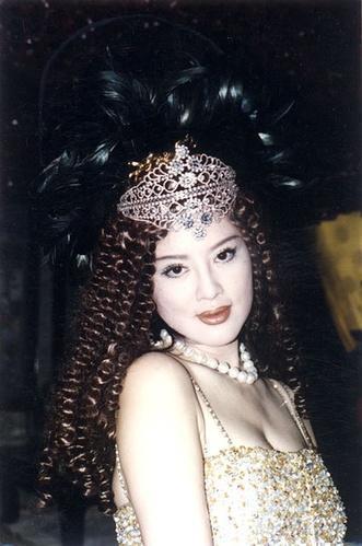 “中国第一美妇”曾离婚坐牢, 70岁却成美艳整容脸