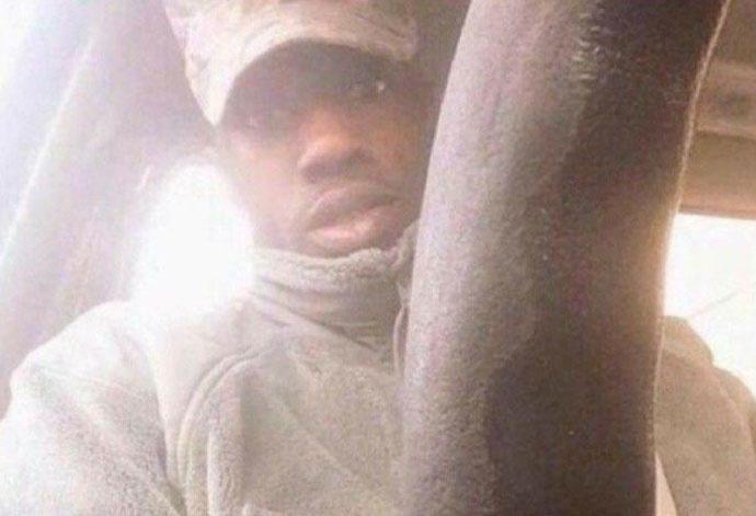 一黑人小哥因上传自己和方向盘的