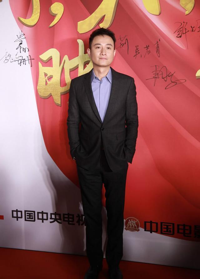 文章新发型亮相差点没被认出 网友: 这是要“从头开始”啊