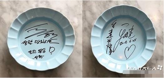 产后已恢复健康! 秋瓷炫和老公同访餐饮店留下签名