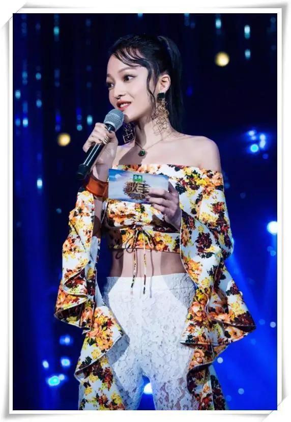 阿Sa35岁, 张韶涵36岁, 两人同穿一条裙子, 差距明显!