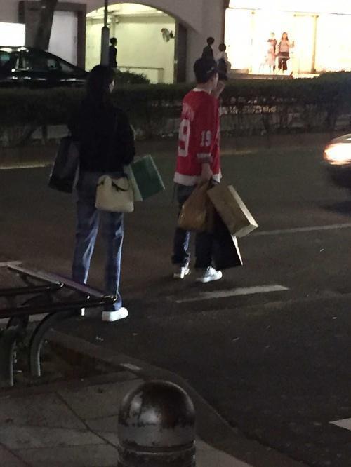 东京偶遇陈冠希秦舒培! 陈冠希整个人挂在秦舒培身上, 超粘老婆