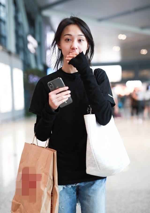 郑爽素面朝天放飞自我, 脸上痘印清晰可见, 表情不断实在可爱