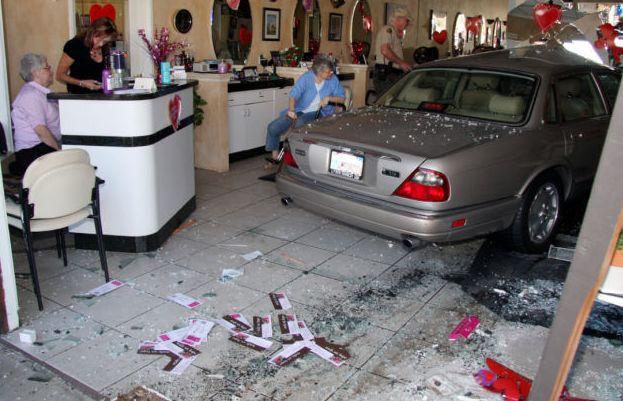 男子失去了理智驾车冲撞美发店, 原因竟是因为给了他“一刀切”