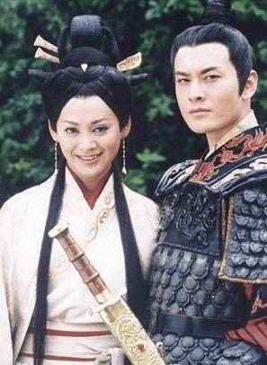 娱乐圈对女星太残忍! 几年前他们还在演情侣, 几年后却成“母子”