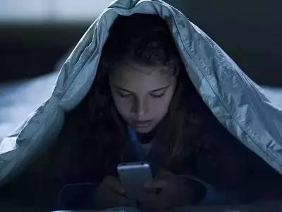 经常熬夜晚上玩手机的你, 注意这几大点了吗? 得赶紧重视!
