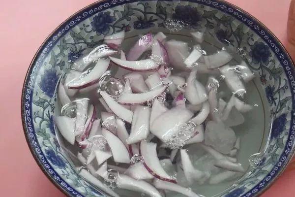 1个洋葱丢盆里, 花朵砰砰开, 一下能变2个头!