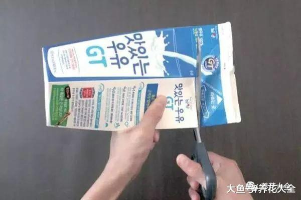 牛奶盒剪一刀放厨房, 切肉不脏板, 刷盘再也不脏手!