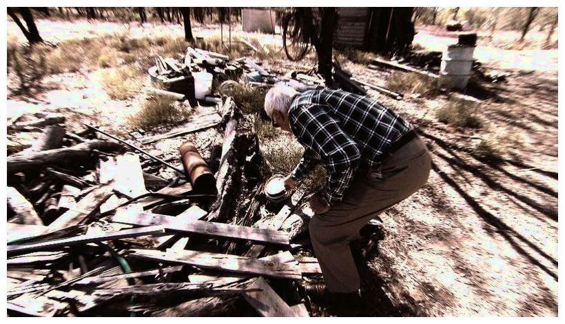 男子12年前买回一桶油漆, 如今打开发现意外收获