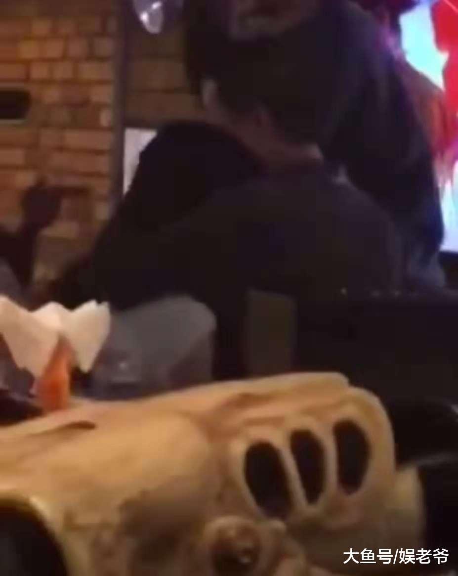 李诞刚结完婚就被拍到这种照片? 这是人设要崩的节奏啊!