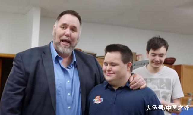 23岁的唐氏儿, 与父亲励志创业, 年入百万美金