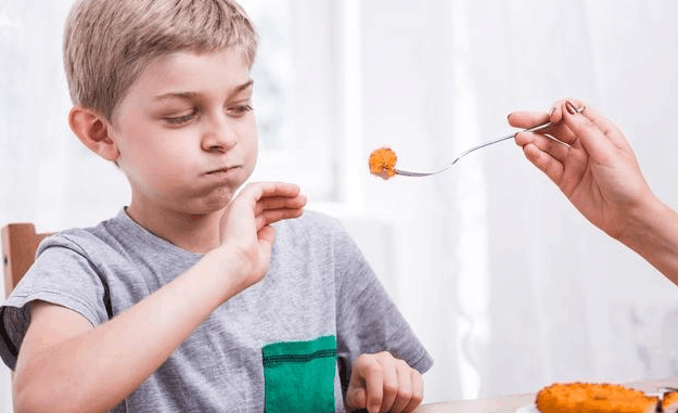 4岁宝宝浪费粮食被爷爷失手打死, 医生: 孩子的这几个地方打不得