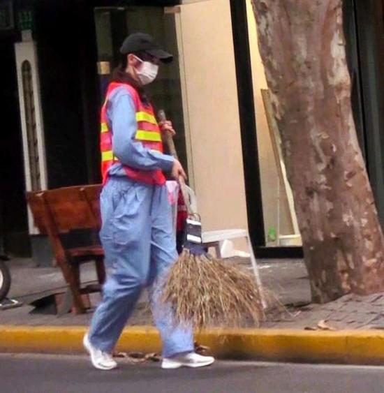 唐嫣化身清洁工扫大街 穿着普通无人认出