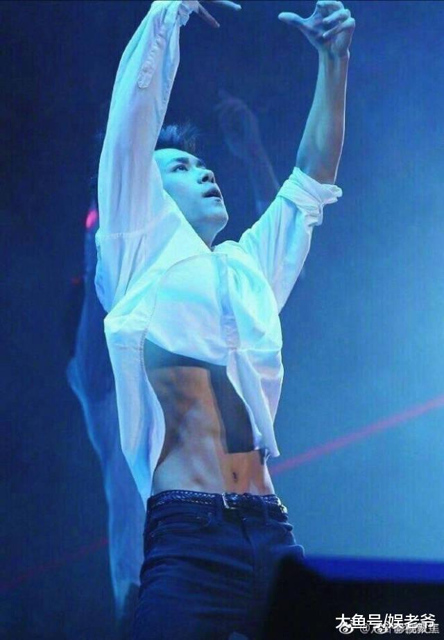 王源不愧是“重庆第一刚哥”, 晒八块腹肌狂撩粉