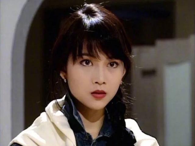 彼时的蔡少芬,是17岁就获得香港小姐季军的瞩目新人,还是tvb的当家