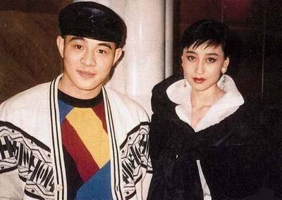 为功夫巨星三年生2个孩子, 再婚嫁圈外人, 今57岁美貌不输利智